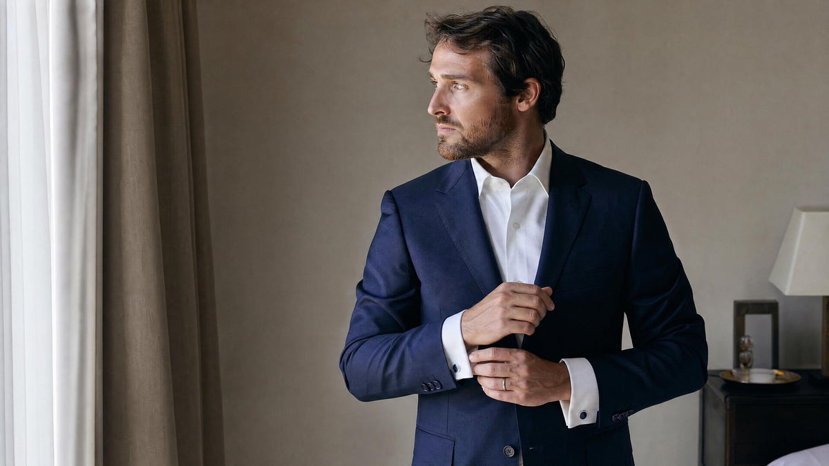 Homme en costume portant une chemise à boutons de manchette, vue lifestyle élégante. Imagen